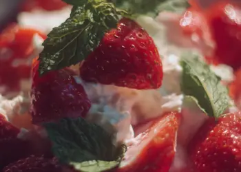 refreshing strawberry crackle salad