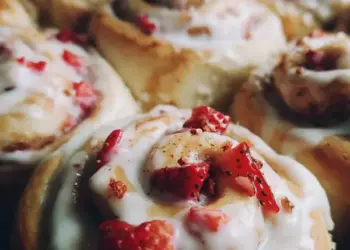 strawberry cheesecake Cinnabon rolls