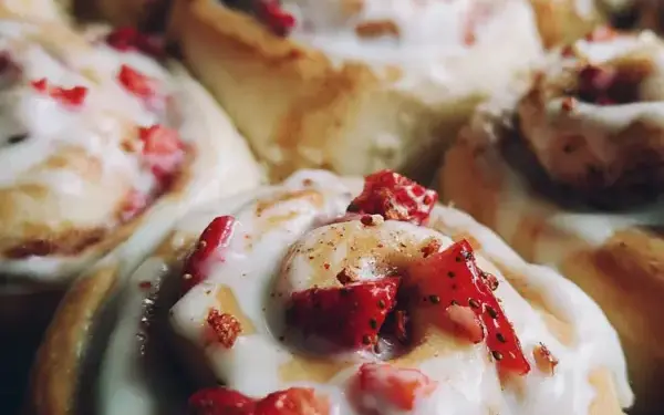 strawberry cheesecake Cinnabon rolls